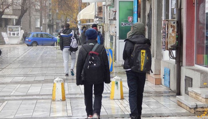 Според експерти на тази възраст родителите трябва да започнат да говорят с децата си за важни неща... Според експерти на тази възраст родителите трябва да започнат да говорят с децата си за важни неща...