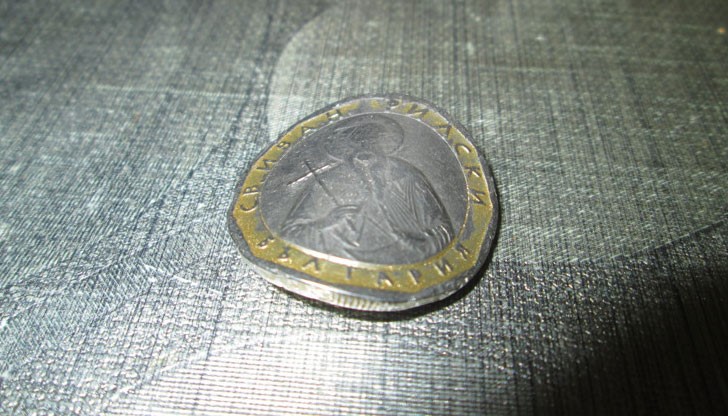 Монетата е от бяла ламарина и дори търговците не могат да познаят ментето Монетата е от бяла ламарина и дори търговците не могат да познаят ментето