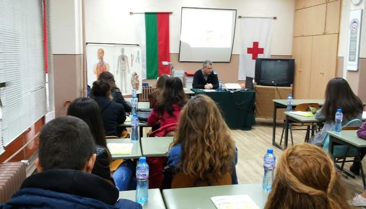15 младежи на възраст между 14 и 18 години участваха в първото от поредица обучения на тема „Здравословно хранене“, проведено от гастроентеролога д-р Красимир Гайтанджиев