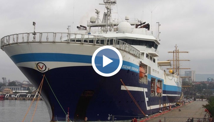 Корабът има дължина 106.6 м, широчина 26.6 м, газене 9.6 м, плава под флага на Панама