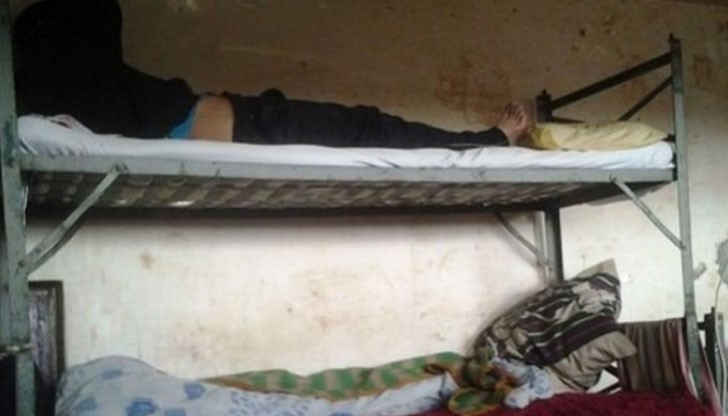 230 души ползват 4 тоалетни и 1 душ