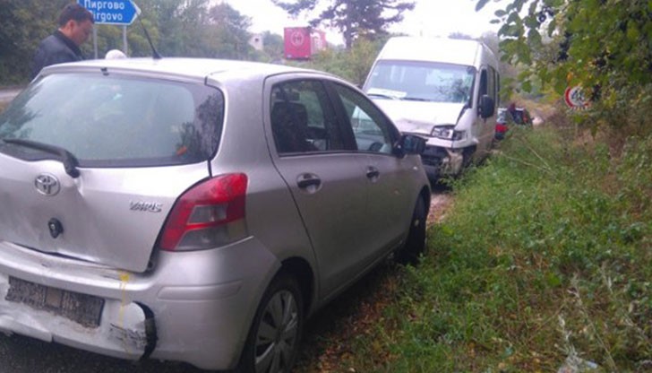 Румънски ТИР, три леки автомобила и бус катастрофираха днес по обед на разклона за русенското село