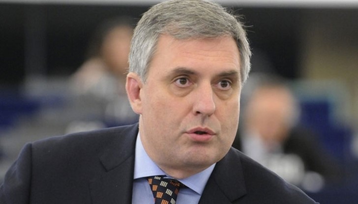 Личната му кола е на 13 години и по принцип няма шофьор, освен за кампанията