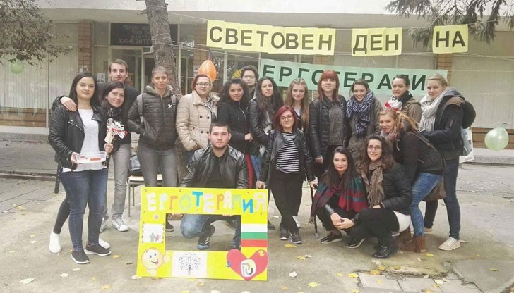 Студентите направиха промоция на професията пред Факултета по Обществено здраве и здравни грижи, намиращ се на ул. ”Александровска” 97