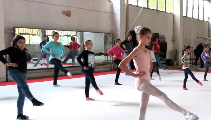 В урока се включиха около 20 деца и техните родители, както и младите таланти от клуба по балет „Арт Денс Класик“