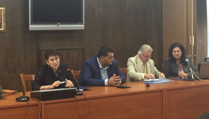 Заместник министърът на икономиката информира решението във връзка с изискването до края на годината всеки асансьор в страната да има телефон в кабината