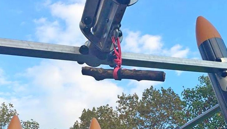 С тези приспособления се въртят и плъзгат две- и тригодишни момиченца и момченца