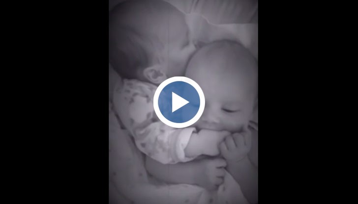 Едно от бебенцата успяло да успокои братчето си