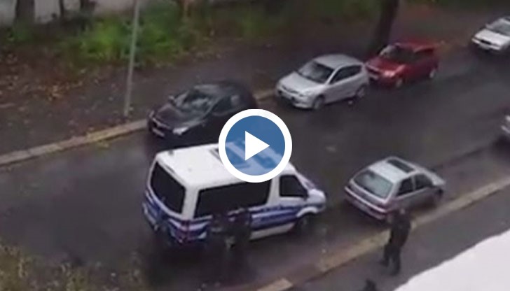 Ана Алексиева, която живее в германския град Кемниц, предостави ексклузивни кадри от залавянето на 22-годишния сириец Джабер Албакр