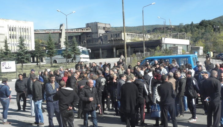 Миньорите влизат на малки групи в Централното управление на рудника, където пред медиите работниците получават възнагражденията си за август