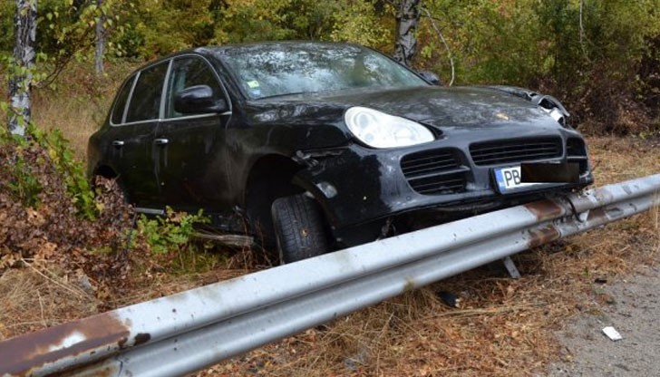 Мощен джип "Порше Кайен" поднесъл на завой и направил зрелищна каскада в канавката