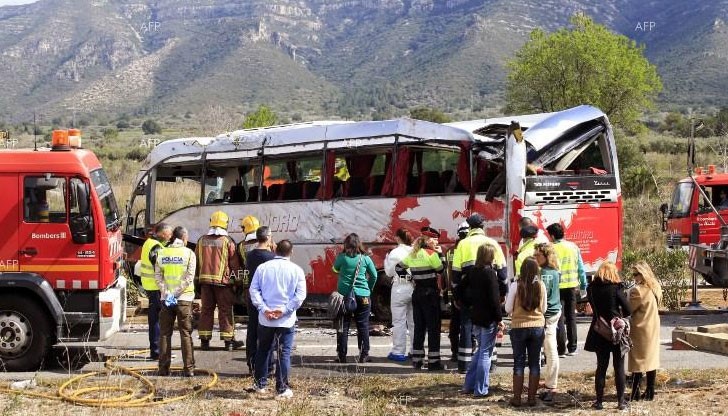 Един от пътниците казва, че автобусът с 36 пътници се „наклонил“ преди да падне на една страна в тревата край пътя