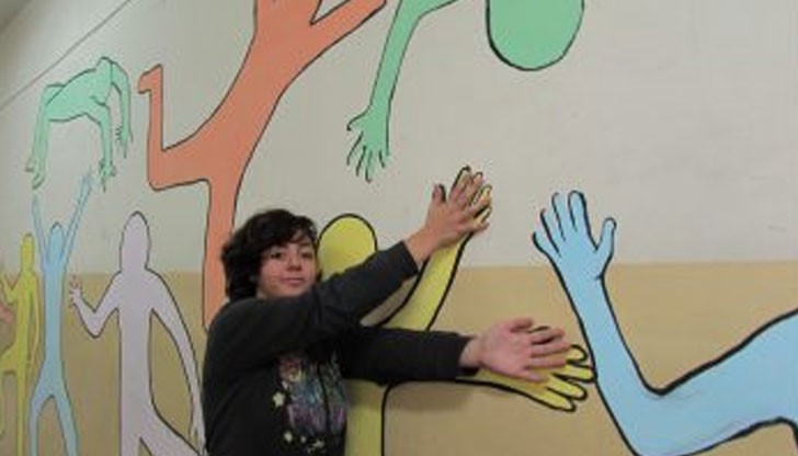 Тя е слънчева, талантлива и учи най-добре, докато рисува