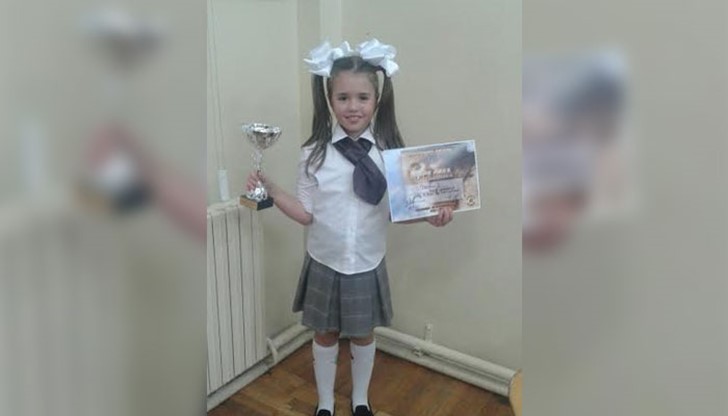 Малката Поли, която е солист от детска вокална група "Слънце" спечели първо място в категория "Поп интернационал"