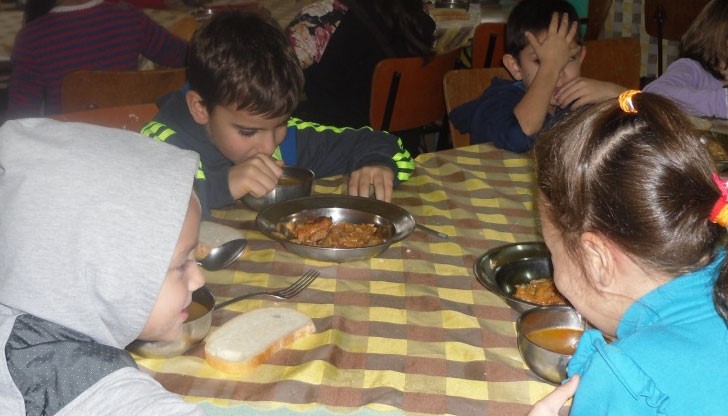 Вместо учениците да ядат първо, второ и трето, получават само две ястия за обяд Вместо учениците да ядат първо, второ и трето, получават само две ястия за обяд