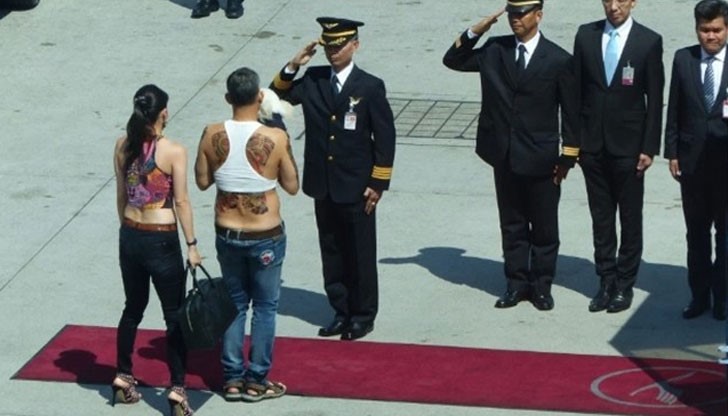 Принцът-плейбой има репутация сред своите поданици за странно поведение, женкарство и жестокост към многото си съпруги