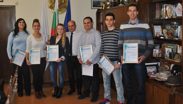 Кметът връчи на 6-ма стажанти сертификат за успешно приключил стаж