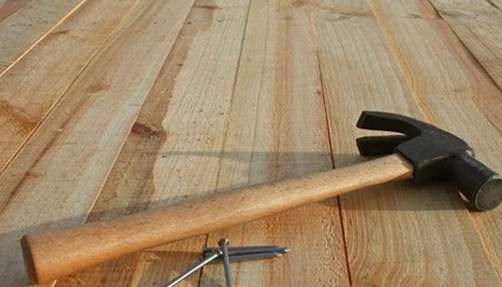 Служители на сръбската данъчна агенция пострадаха леко, след като бяха ударени от чук, изпаднал от камион с българска регистрация