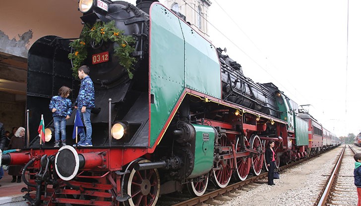 Влакът отпътува от Варна по повод 150 години от откриването на първата железопътна линия в България