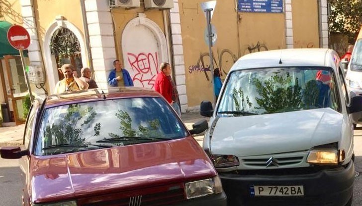 Ученици предпочетоха да снимат с мобилните си телефони смачканите ламарини вместо да закусят