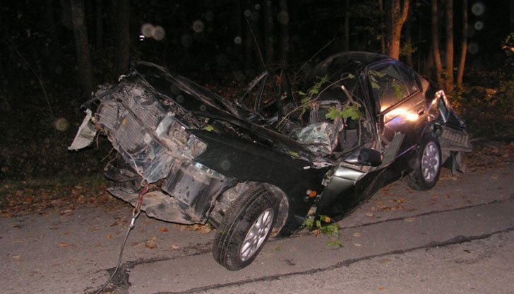 На място загива возещата се на предната седалка Н.Й. на 17 години от Сеново На място загива возещата се на предната седалка Н.Й. на 17 години от Сеново