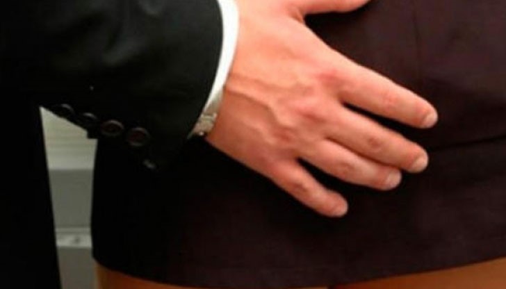 Директорът заявил на жената, че голи партита, оргии и тройки са неща съвсем нормални в една фирма Директорът заявил на жената, че голи партита, оргии и тройки са неща съвсем нормални в една фирма