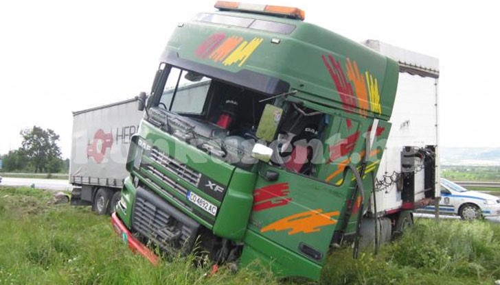 Движението в кризисния район се регулира от пътни полицаи, докато в района пристигне кран, който да изтегли усукания камион и товара му.