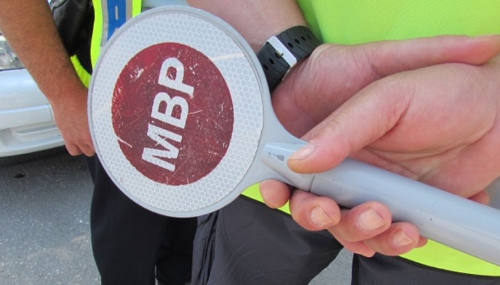 Когато полицаите го качили в патрулката, човека си помислил, че го водят да си ляга Когато полицаите го качили в патрулката, човека си помислил, че го водят да си ляга