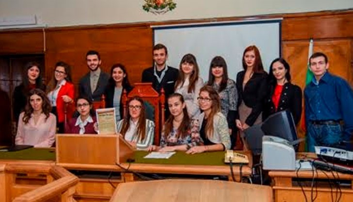 Бъдещите юристи влязоха в ролята на ролята на съдии, адвокати, ищец, ответник, свидетел и вещо лице, спазвайки процесуалните правила на един граждански процес