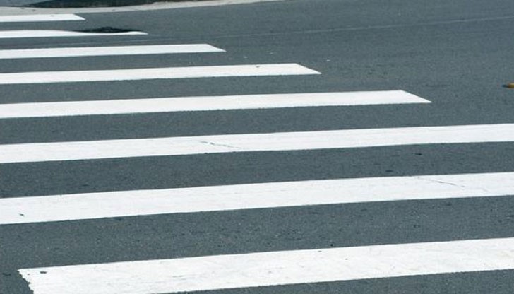 Никъде в сега действащия Закон за движение по пътищата не е записано, че пешеходецът има право на предимство, пресичайки по пешеходна пътека