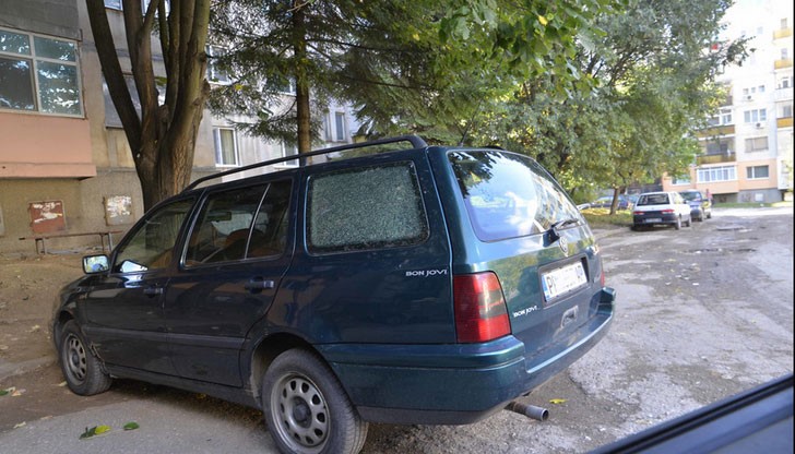 Газова бутилка гръмна в апартамент в разградския квартал „Орел“, взривът откърти дограма на прозорец, тя летя над 10 метра и увреди автомобил пред блока