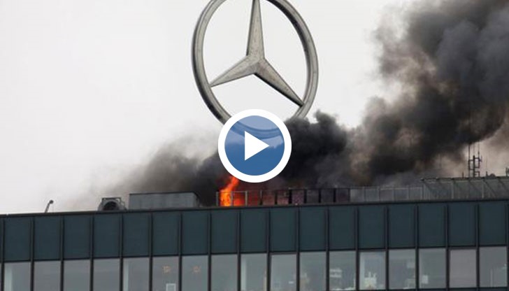 Пламъците са тръгнали от покрива на сградата, предполагат техническа неизправност като причина