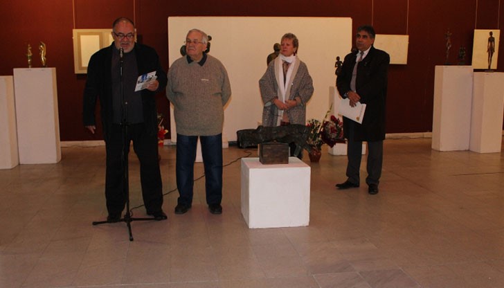 В експозицията са включени пластики от бронз, сребро, дърво, както и рисунки и графични отпечатъци