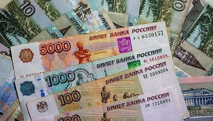 Щедрият богаташ буквално засипал улиците на град Магнитогорск с пощенски пликове, пълни с пари