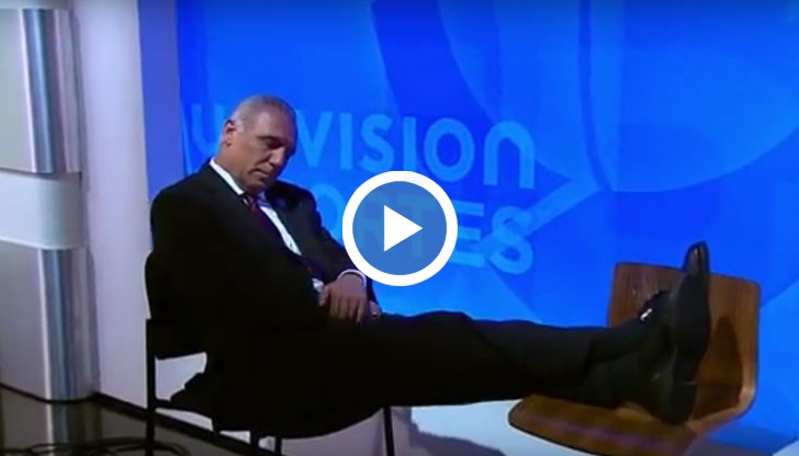 Дори и в топлото мексиканско студио се погрижиха родната звезда да не настине, докато си подремва