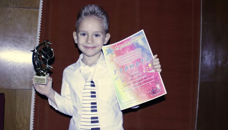 С артистичните си изпълнения той завоюва трето място в първа възрастова група в конкуренция с още 23 деца от цялата страна