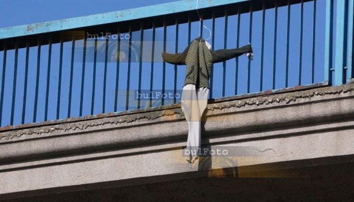 Чучело на човек бе обесено на Аспаруховия мост, като знак за множеството самоубийства там