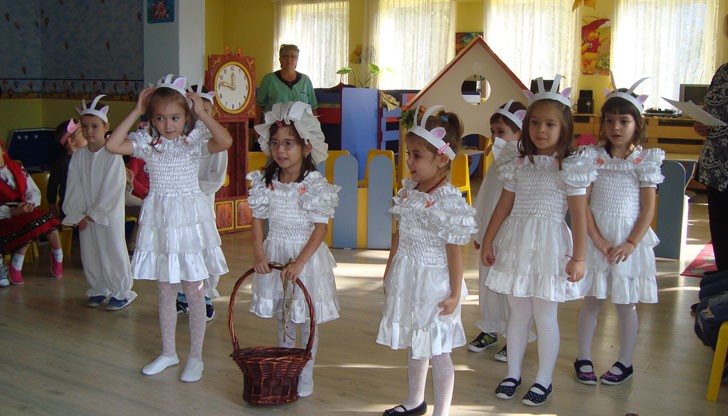 Децата от подготвиелните групи се включиха активно в Седмицата на четенето, като драматизираха заучените в детската градина приказки „Вълкът и седемте козлета“ и „Сливи за смет“