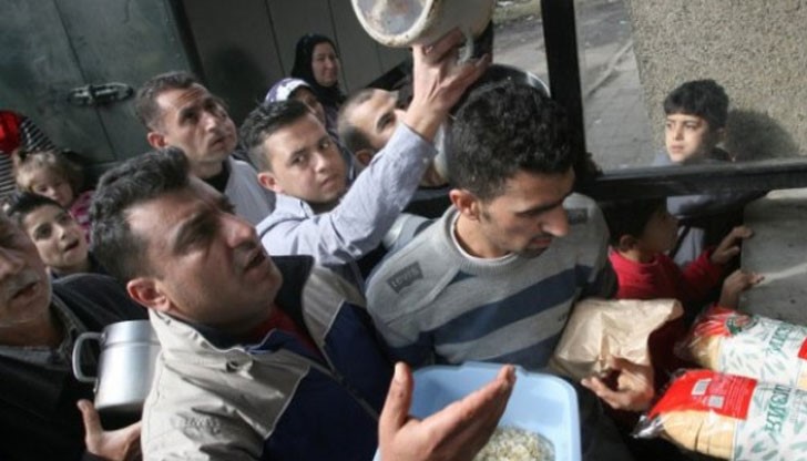 Ако мигрантският натиск от последните два месеца не намалее, около 10 000 бежанци ще зимуват в България Ако мигрантският натиск от последните два месеца не намалее, около 10 000 бежанци ще зимуват в България