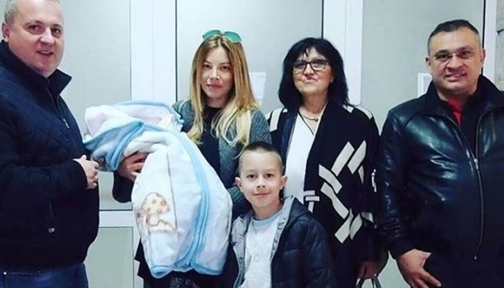 Певицата вече от няколко дни се радва на дъщеря си Мира в домашна обстановка