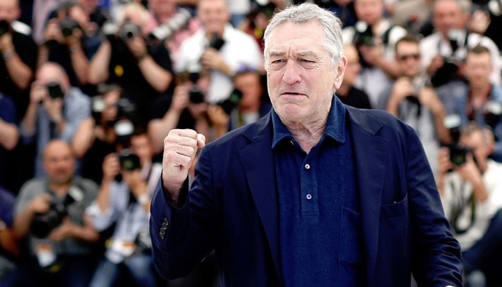 Той е толкова крещящо глупав, допълва Де Ниро, който признава, че би искал да удари Тръмп в лицето Той е толкова крещящо глупав, допълва Де Ниро, който признава, че би искал да удари Тръмп в лицето