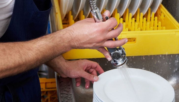 Като миете чинии в Лондон – каква полза от вас?