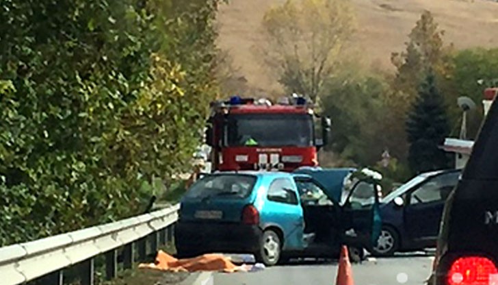 По първоначална информация са се ударили два леки автомобила