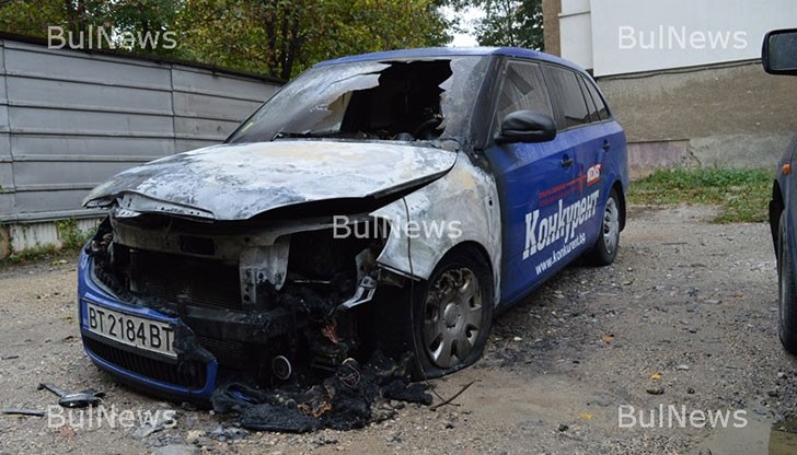 От бушуващия огън е пострадал и паркираният в съседство лек автомобил „Сеат Ибиза“