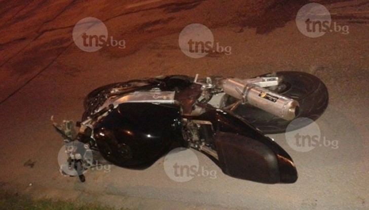 30-годишният мъж предприел неправилно изпреварване с мотоциклет „Хонда” на камион „МАН” с ремарке