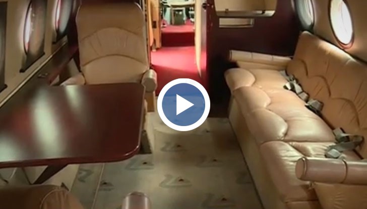 Интериорът на летящата лимузина е изцяло възстановен с луксозните си кресла и дивани
