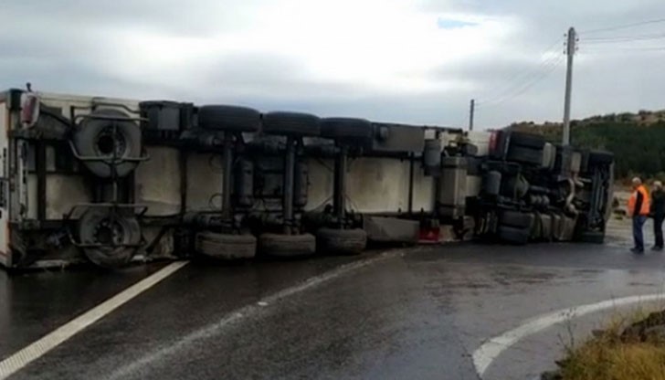 ТИР се обърна, препречва двете платна на пътя в района на Присовски завои / Снимката е илюстративна ТИР се обърна, препречва двете платна на пътя в района на Присовски завои / Снимката е илюстративна