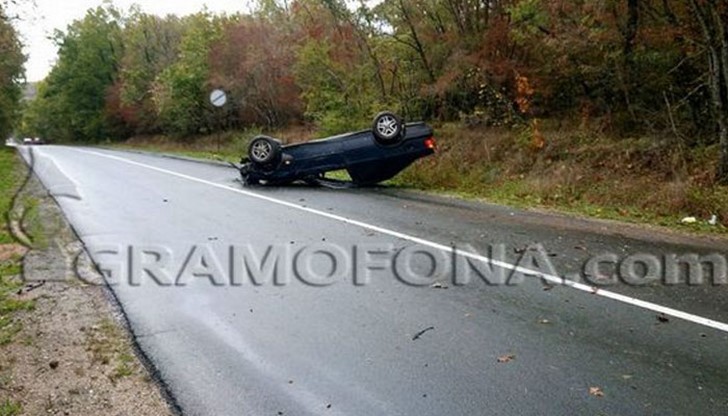 Автомобилът поднесъл на мокрия път, шофьорът е в шок Автомобилът поднесъл на мокрия път, шофьорът е в шок