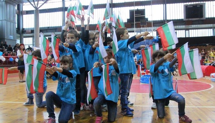 Mажоретният състав, фолклорният ансамбъл и студията за съвременни танци на детската градина поздравиха публиката и състезателите със своите изпълнения