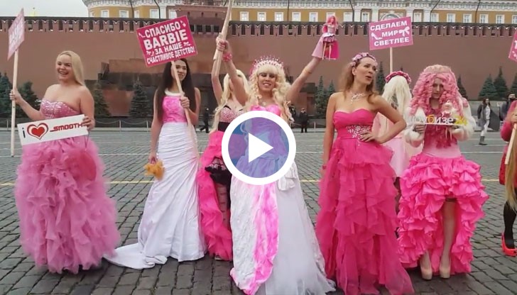 Жени, преоблечени като куклата Барби, протестираха на Червения площад в Москва, срещу предлаганата забрана на куклата в Русия